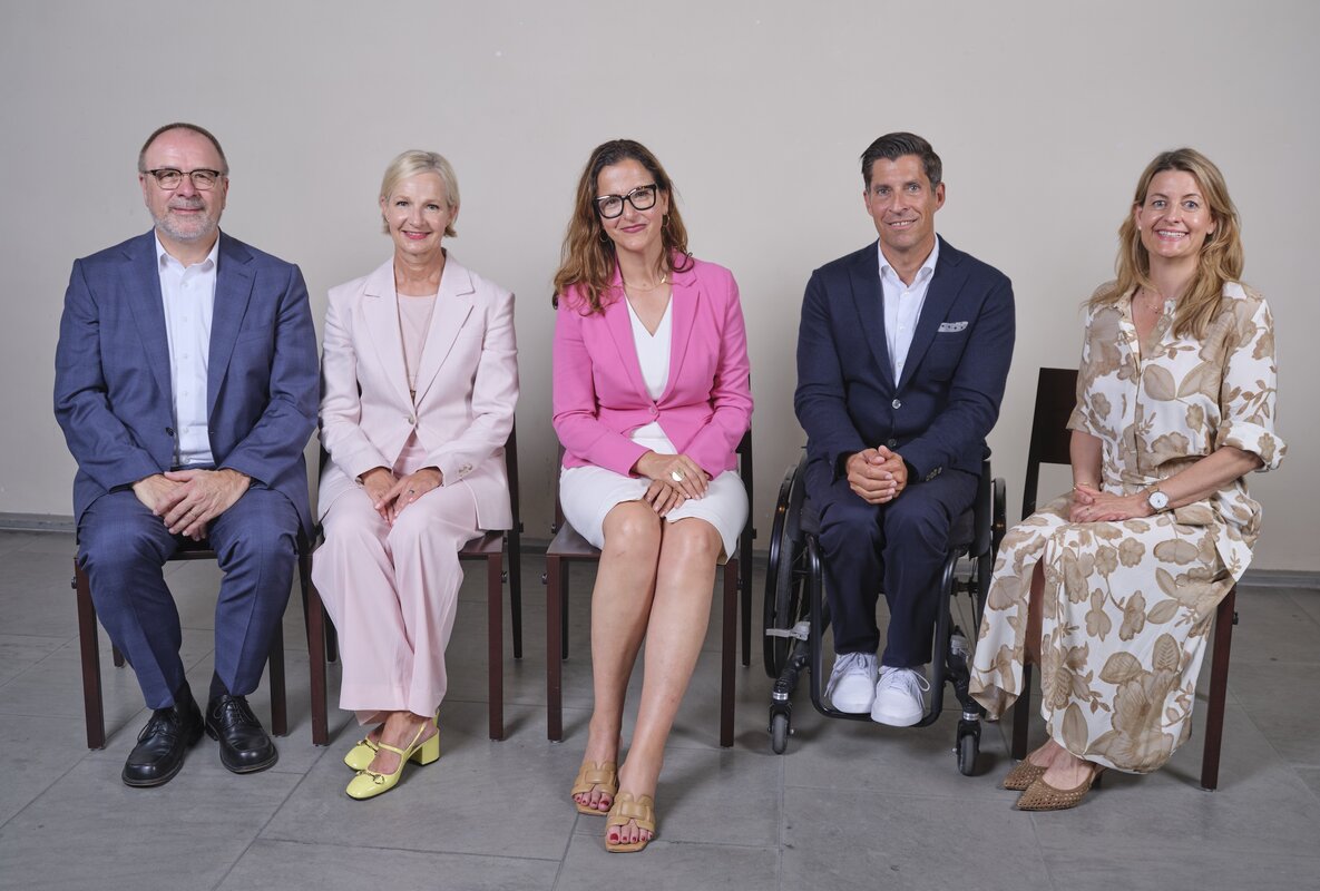 Der neu gewählte fünfköpfige Synodalrat v.l.n.r.: Ulf Becker, Manuela Jost (Vizepräsi-dentin), Lilian Bachmann (Präsidentin), Markus Pfisterer und Julia Schwöbel. (Bild Emanuel Ammon)