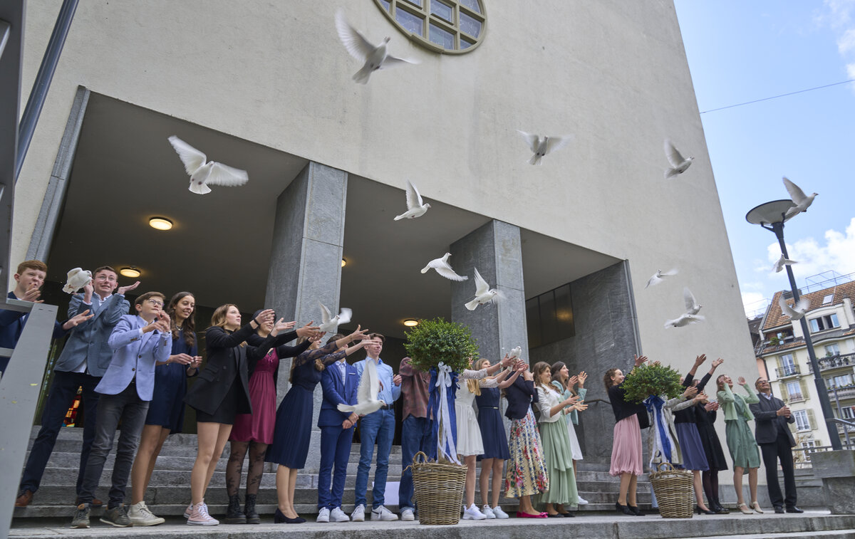 Konfirmandinnen und Konfirmanden  stehen gemeinsam für Frieden ein. (Bild Emanuel Ammon)